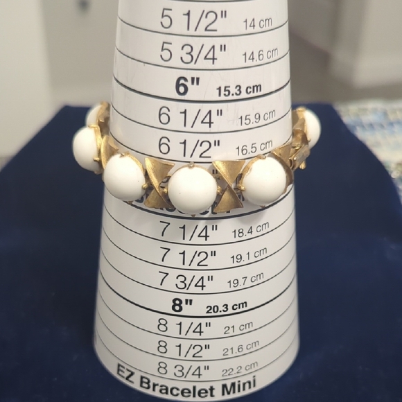 Vintage Crown "Trifari", Signed Milk Glass Bracelet - Picture 5 of 6